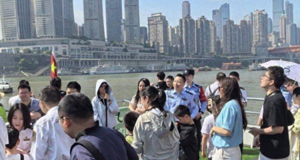 五四青年节，这群志愿者在两江游码头现场开授安全课