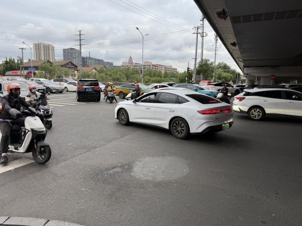 光辉桥下左转车“抄近道”截断直行车，争抢路权太危险！
