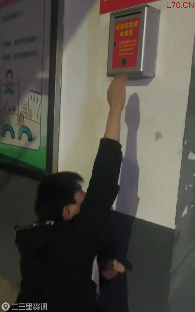 一小学回应防欺凌举报箱过高