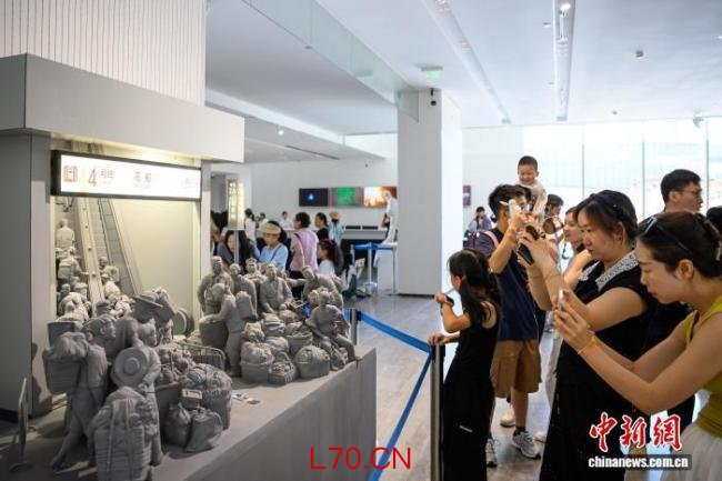 四川美术学院毕业作品展吸引观众