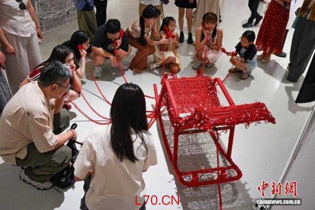 四川美术学院毕业作品展吸引观众 艺术盛宴引关注