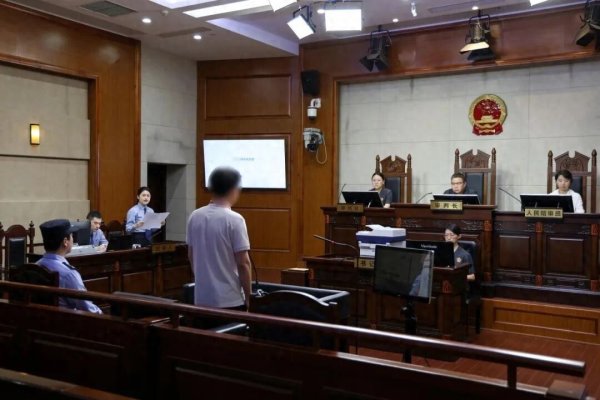 上海一男子用AI生成呕吐物、假病历向餐厅索赔，累计敲诈2500元，被判拘役4个月