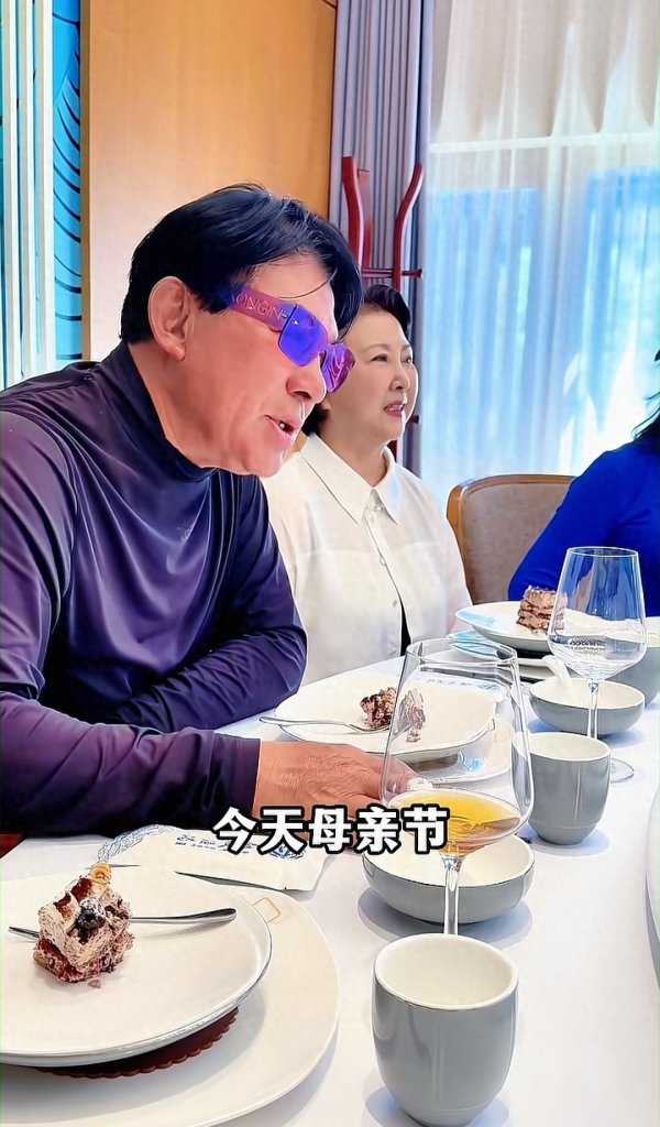 结婚46年, 朱时茂全家为妻子过母亲节, 席间一句话尽显他的高情商
