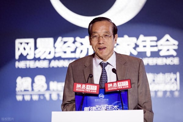 给农民涨养老金, 比大搞投资更能提升经济! 刘世锦说得有道理吗?